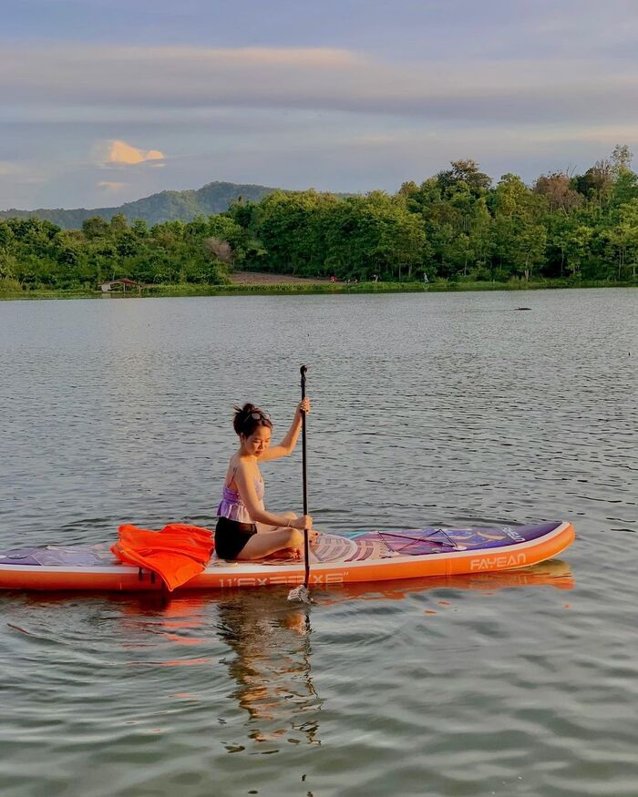 chèo SUP tại địa điểm cắm trại ở Đắk Lắk