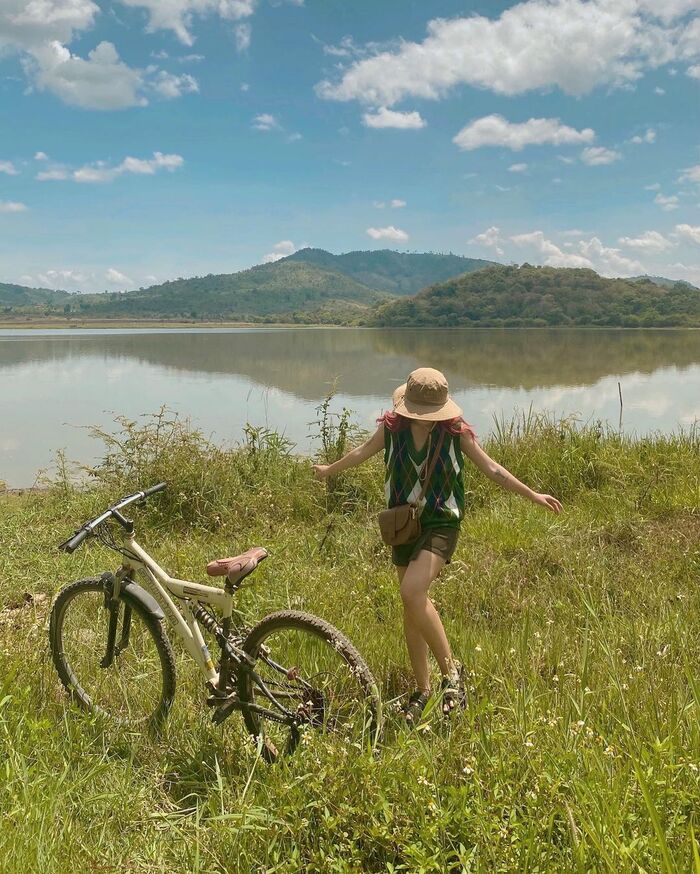 đạp xe vãn cảnh hồ Lắk - địa điểm du lịch nổi tiếng ở huyện Lắk