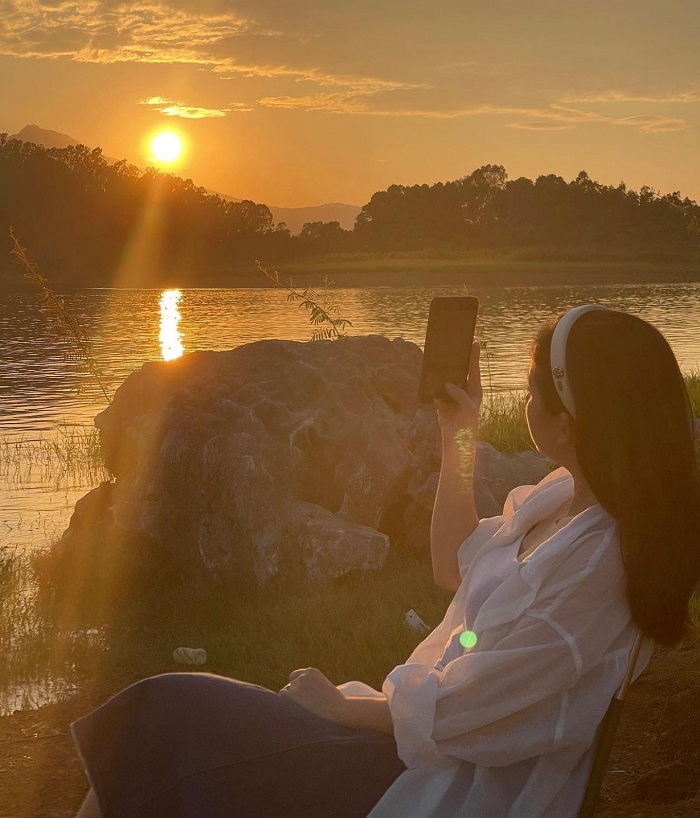 Thời khắc hoàng hôn tuyệt đẹp chiêu đãi khách du lịch hồ Đồng Mô