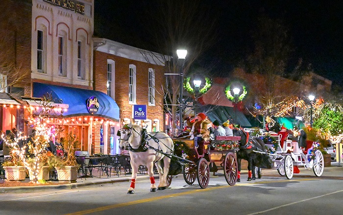 Thành phố Asheville là nơi đáng ghé thăm nhất với những ai đang không biết Giáng sinh ở Mỹ có gì