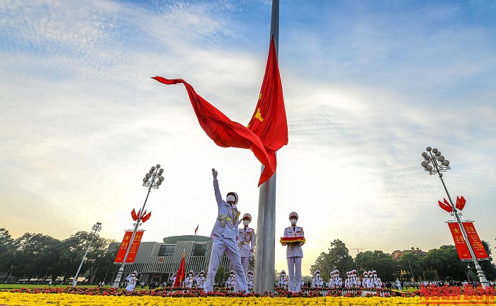 Cùng với Lễ hạ cờ Lăng Chủ tịch Hồ Chí Minh, thượng cờ cũng là nghỉ lễ quan trọng thu hút hàng trăm người theo dõi.