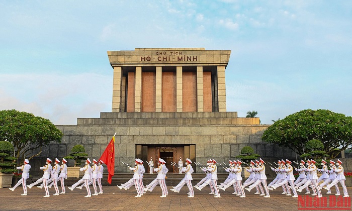 Đừng quên trải nghiệm lễ hạ cờ Lăng Chủ tịch Hồ Chí Minh và lễ thượng cờ khi ghé thăm Thủ đô