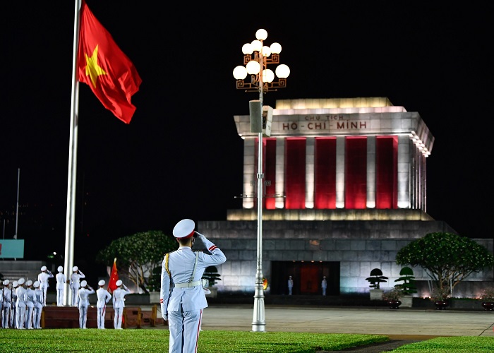 Thiêng liêng Lễ hạ cờ Lăng Chủ tịch Hồ Chí Minh