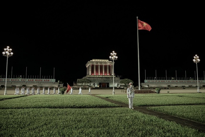Do nằm ở vị trí trung tâm nên việc di chuyển tới tham gia Lễ hạ cờ Lăng Chủ tịch Hồ Chí Minh rất thuận tiện