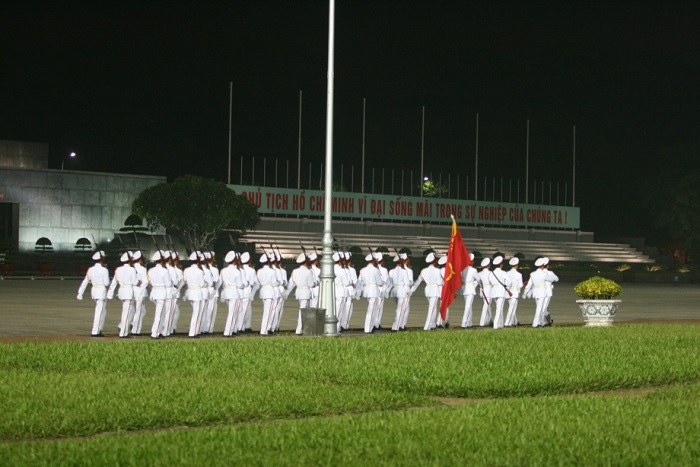 Đội tiêu binh thực hiện Lễ hạ cờ Lăng Chủ tịch Hồ Chí Minh mặc sắc phục trắng bước đều trong tiếng nhạc hùng tráng