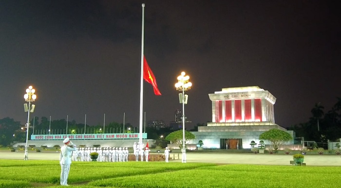 Lá cờ được từ từ kéo xuống trong Lễ hạ cờ Lăng Chủ tịch Hồ Chí Minh