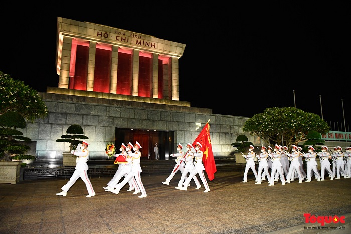 Lễ hạ cờ Lăng Chủ tịch Hồ Chí Minh tưởng nhớ công lao của Người