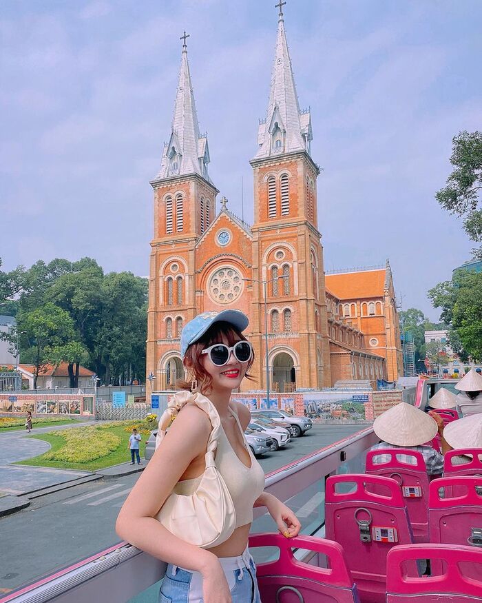 ngắm nhìn các công trình tuyệt đẹp trong lúc tham quan Sài Gòn bằng xe buýt 2 tầng 