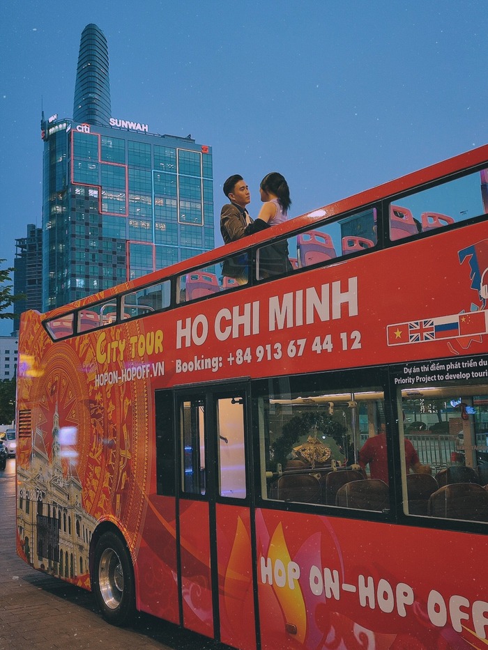 check-in trong quá trình tham quan Sài Gòn bằng xe buýt 2 tầng