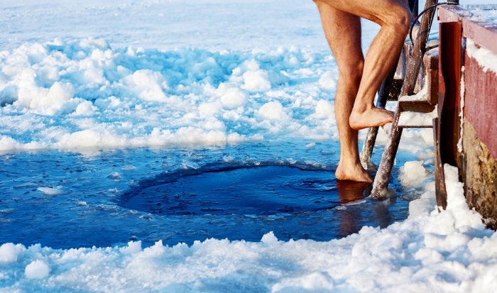 trải nghiệm bơi dưới hồ băng ở Thụy Điển