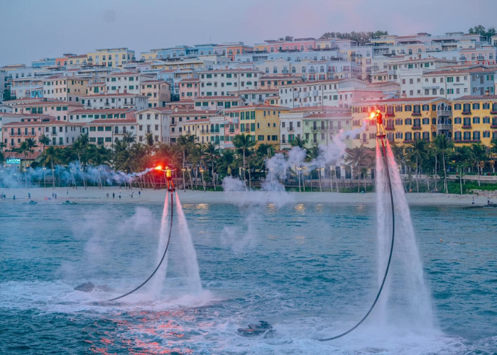 Các vận động viên chuyên nghiệp trình diễn flyboard ở độ cao 15m đầy ấn tượng