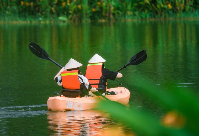 Chèo thuyền kayak cũng là gợi ý không tồi cho du lịch hồ đồng chương ninh bình