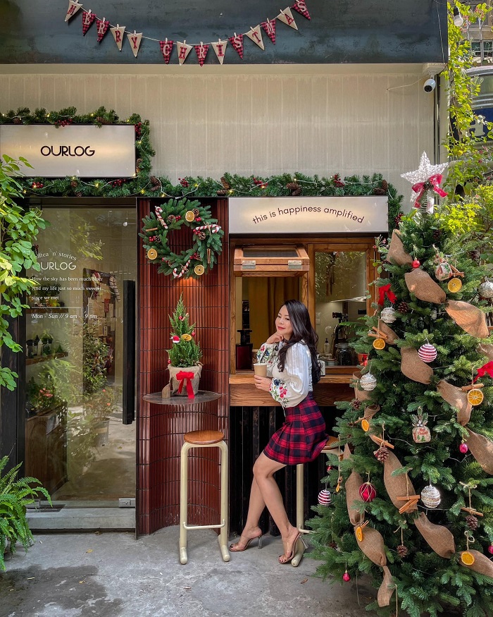 Trên phố Đặng Văn Ngữ có quán cafe trang trí Giáng sinh ở Hà Nội cực đẹp