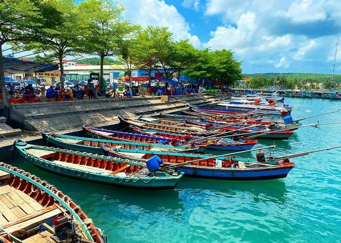 Cảng An Thới với nhiều tàu, thuyền đậu chờ ra khơi đánh bắt