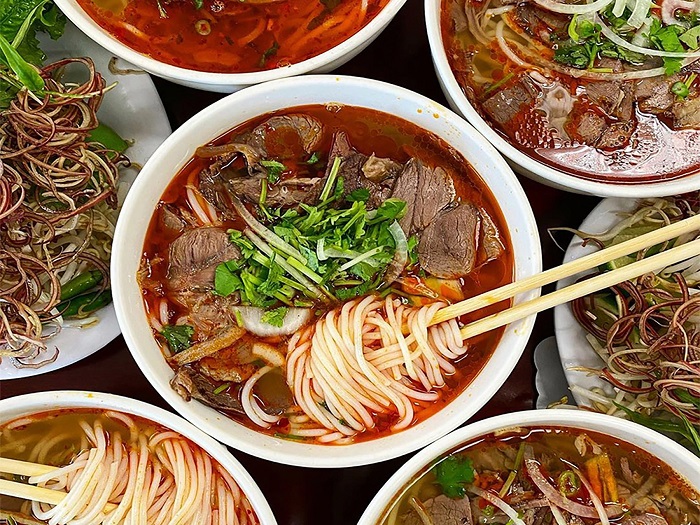 Bún bò Huế nổi tiếng khắp cả nước chẳng kém cơm âm phủ ở Huế