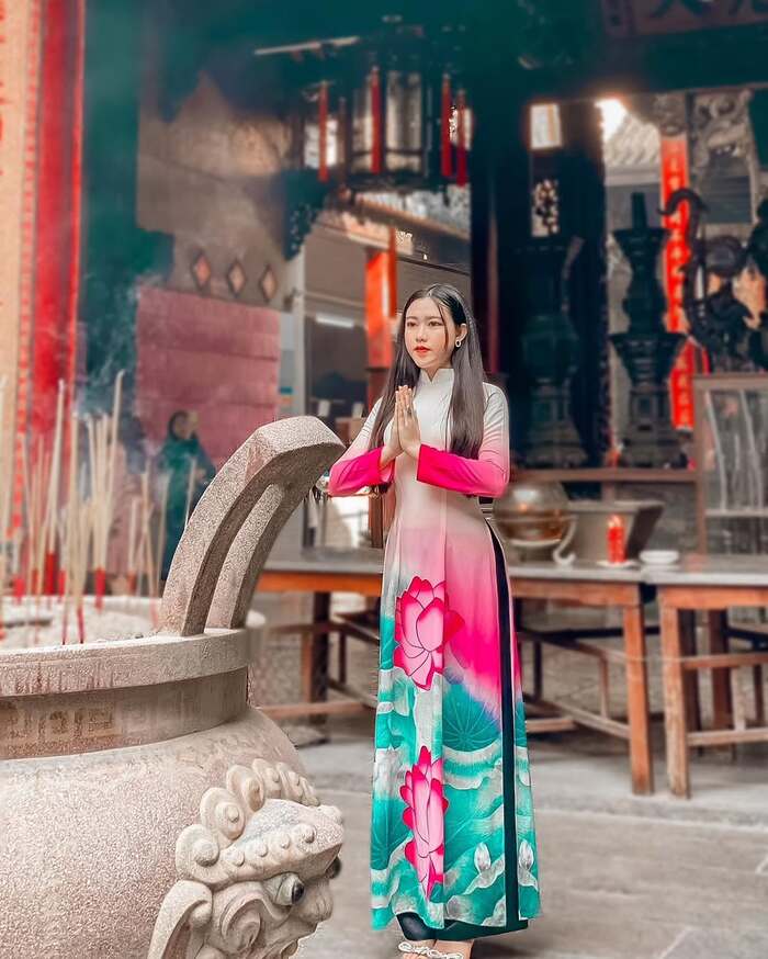 Địa điểm chụp ảnh áo dài đẹp ở TP HCM - Chùa Bà Thiên Hậu