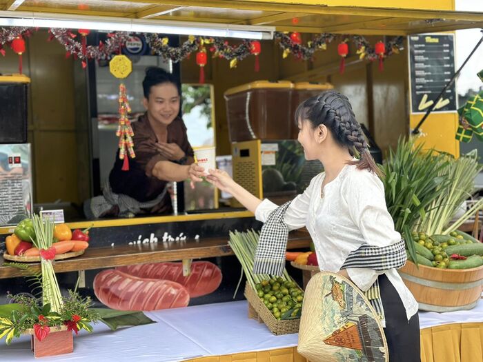 Du lịch tháng 12 ở núi bà Đen Tây Ninh trải nghiệm đi chợ bằng lá