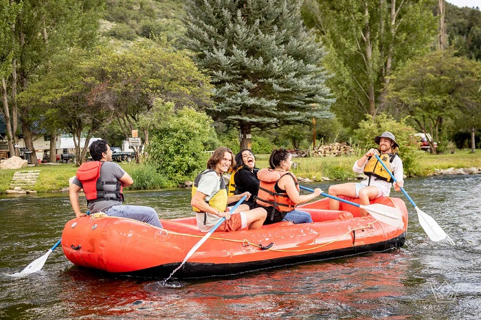 Thư giãn tại sông Provo là một trong những kinh nghiệm du lịch Provo Utah bạn không thể bỏ qua