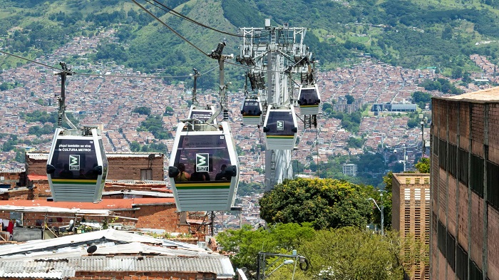 Sử dụng Metrocable là kinh nghiệm du lịch thành phố Medellín Colombia tuyệt vời để chiêm ngưỡng cảnh quan hùng vĩ