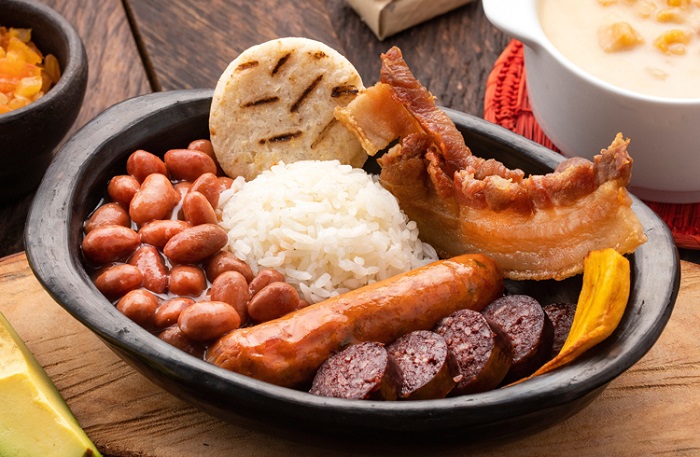 Thưởng thức món bandeja paisa đặc sản là một kinh nghiệm du lịch thành phố Medellín Colombia mà bạn không nên bỏ lỡ