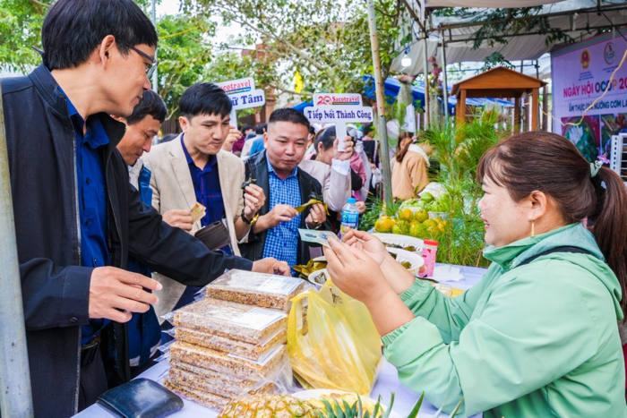 Chương trình quảng bá làng du lịch cộng đồng Mơ Hra Đáp bày bán nhiều loại nông sản