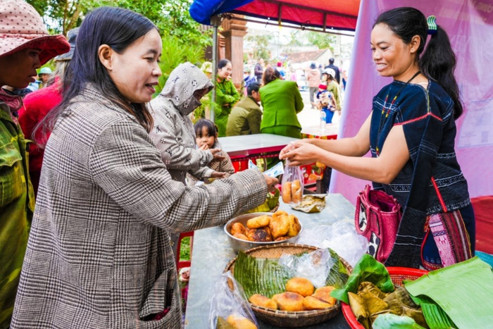 Chương trình quảng bá làng du lịch cộng đồng Mơ Hra Đáp bày bán nhiều loại nông sản