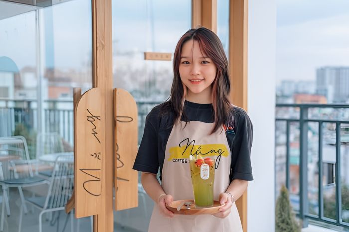 Nhân viên tại Nắng Rooftop Coffee được nhiều người đánh giá nhiệt tình và thân thiện.