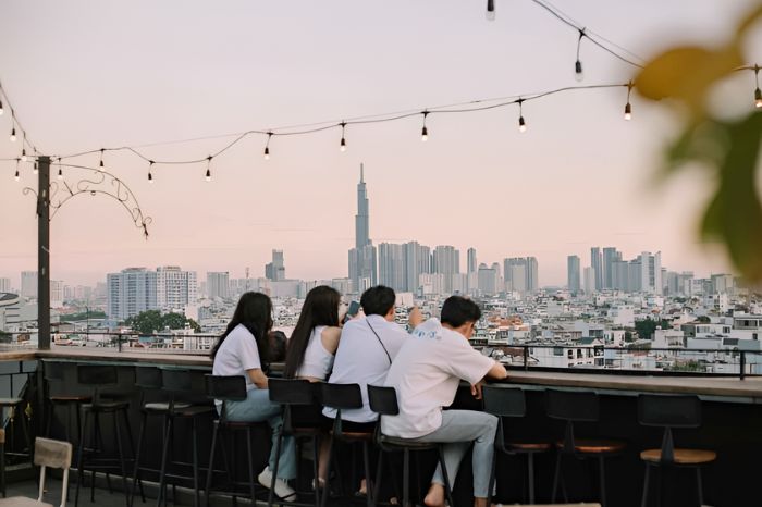 Điểm ngắm Sài Gòn từ trên cao có cả live acoustic.