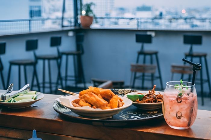 Không chỉ phục vụ nước mà ở đây còn có những món ăn chơi ngon miệng.