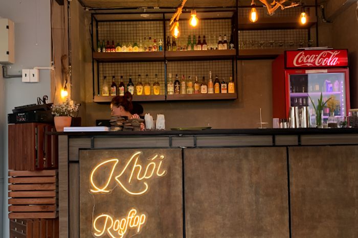 Ngắm trọn thành phố Hồ Chí Minh từ trên cao tại Khói Rooftop.