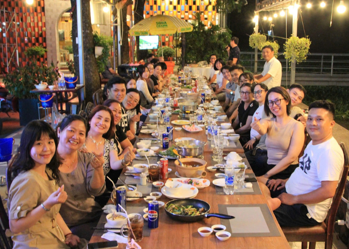 Ngoài sảnh tiệc lớn trong nhà, Vạn Phát Riverside Hotel & Restaurant cũng có nhiều khu vực bên sông thoáng đãng, phù hợp với những bữa tiệc tất niên cùng bạn bè, người thên