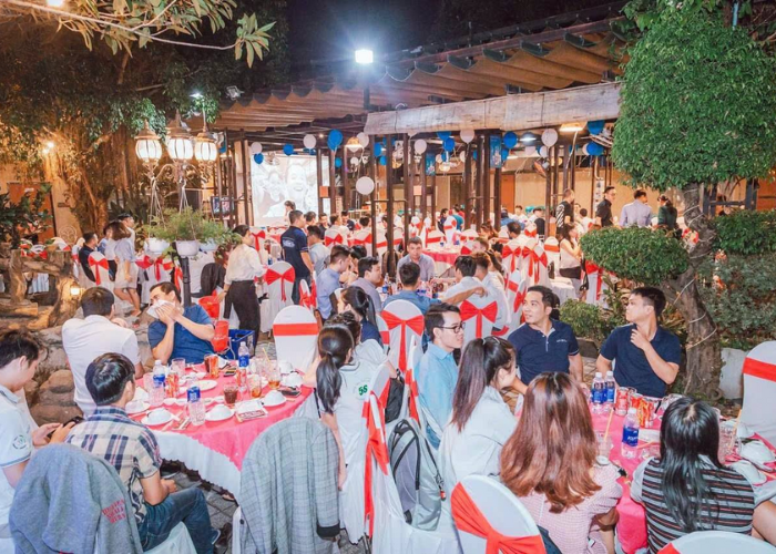 Nhà hàng tổ chức tất niên tốt nhất tại Hồ Chí Minh này nổi bật với không gian trong nhà và ngoài trời rộng rãi, được trang trí phong phú
