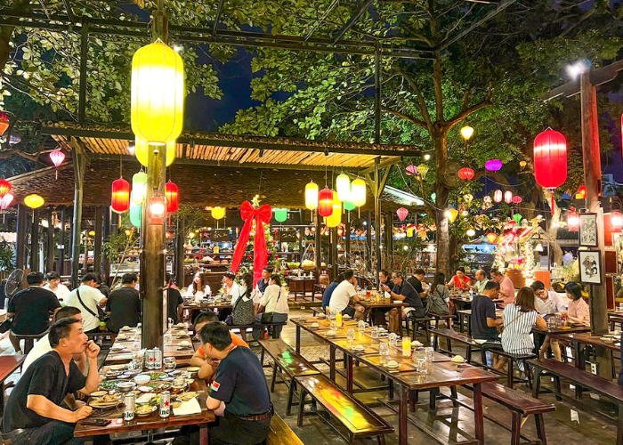 Với không gian ngoài trời rộng rãi, thoáng đãng, Làng Ngon được nhiều thực khách lựa chọn để tổ chức tiệc tất niên cùng gia đình, bạn bè và đồng nghiệp