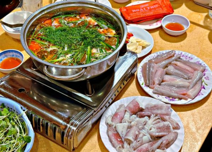 Quán Anh Đào - một trong những quán lẩu ngon tại Phong Nha - Kẻ Bàng Quảng Bình rất nổi tiếng với đặc sản lẩu cá khoai