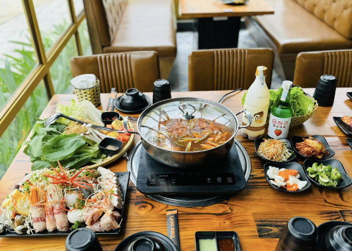 Bàn lẩu thịnh soạn tại LANI BBQ Garden - một trong các quán  lẩu ngon tại Phong Nha - Kẻ Bàng, Quảng Bình bạn nhất định phải thử