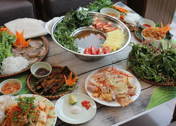 Lẩu gà thơm ngon là món ăn nổi tiếng tại quán lẩu ngon tại Phong Nha - Kẻ Bàng, Quảng Bình này