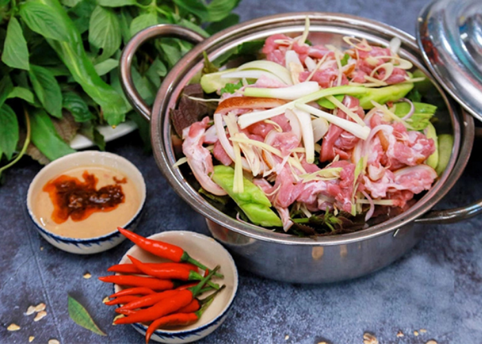 Lẩu dê là món ăn mà mọi quán lẩu ngon tại Tam Cốc - Bích Động Ninh Bình đều có