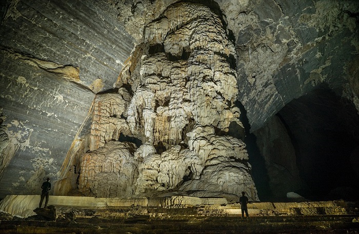 Hang Xe Bang Fai Lào với những khối thạch nhũ khổng lồ