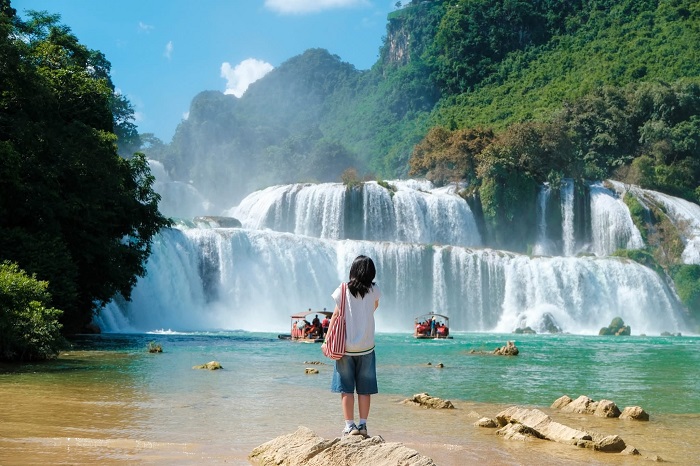 Sau khi thăm Mùa lá đỏ hồ Bản Viết Cao Bằng đừng quên check in Thác Bản Giốc