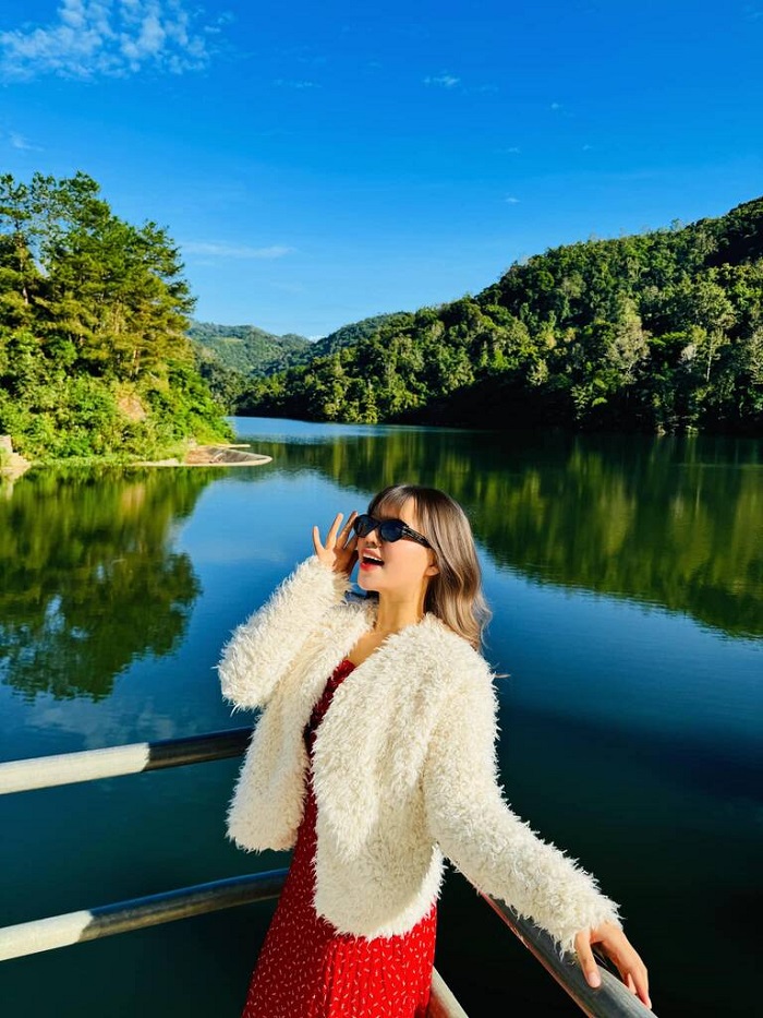 Bạn có thể thăm quan mùa lá đỏ hồ Bản Viết Cao Bằng bằng nhiều phương tiện khác nhau