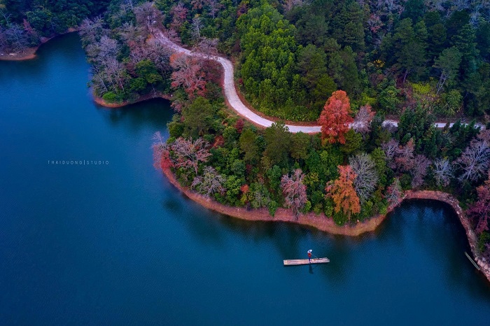 Khung cảnh nhức nách mùa lá đỏ hồ Bản Viết Cao Bằng nhìn từ trên cao