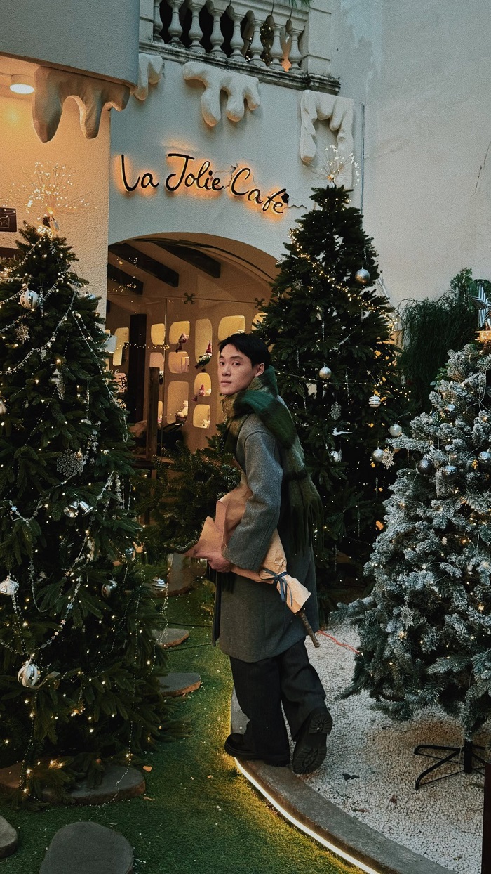 Tha hồ tạo dáng tại quán cafe trang trí Noel ở Hà Nội mới nhất