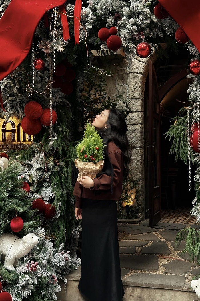 Quán cafe trang trí Noel ở Hà Nội mới nhất này mang tới không gian ấm cúng, nhẹ nhàng