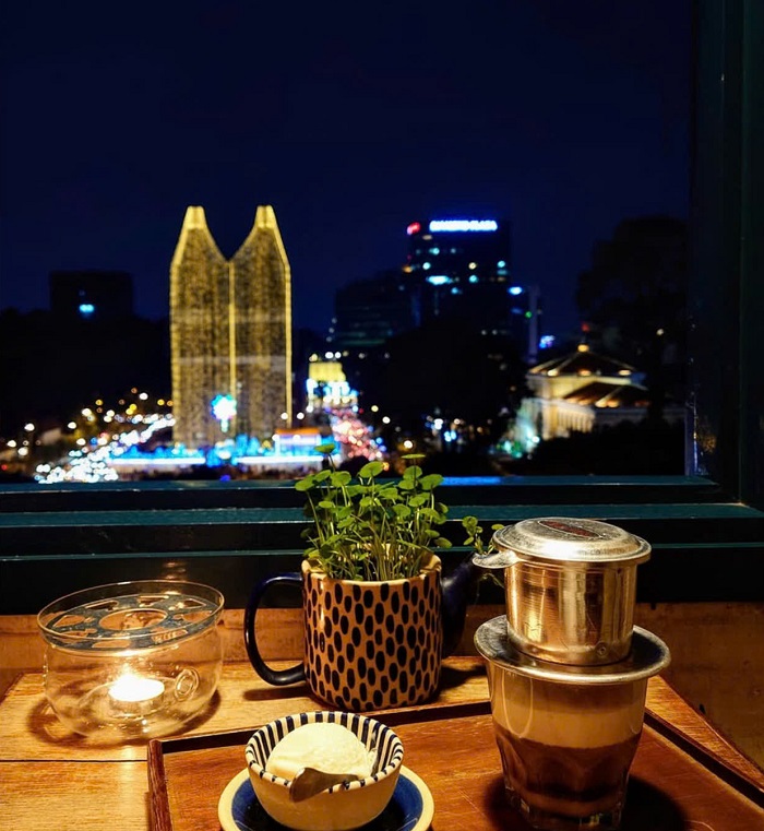 Bạn cần đặt bàn trước khi tới quán cafe view Nhà thờ Đức Bà Sài Gòn này