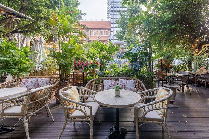 Quán cafe view Nhà thờ Đức Bà Sài Gòn này có cả khu vực trong và ngoài thoáng đãng
