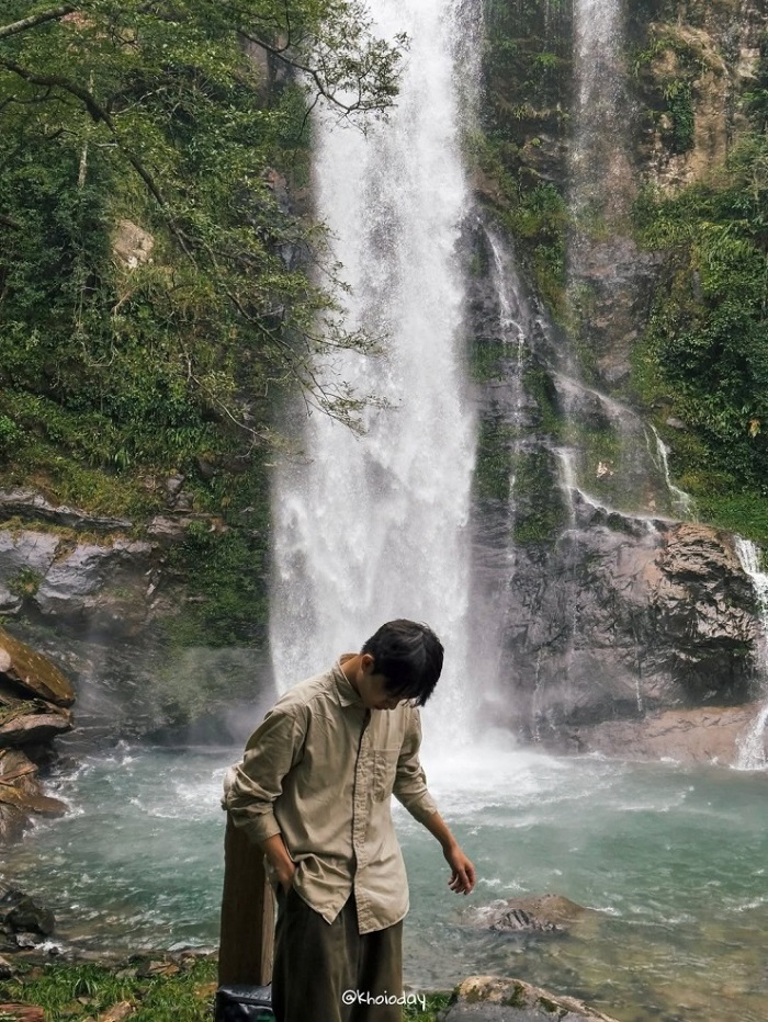 Đường vào chân thác Chua Tỳ Sơn La băng qua nhiều địa hình khó đi