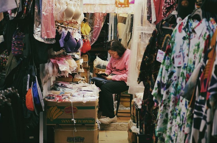 Jardine's Crescent là một trong những khu chợ đêm tại Hồng Kông chuyên thời trang giá rẻ