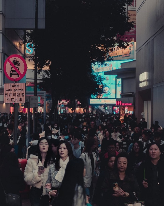 Jardine's Crescent là một trong những khu chợ đêm tại Hồng Kông rất đông lúc đêm về