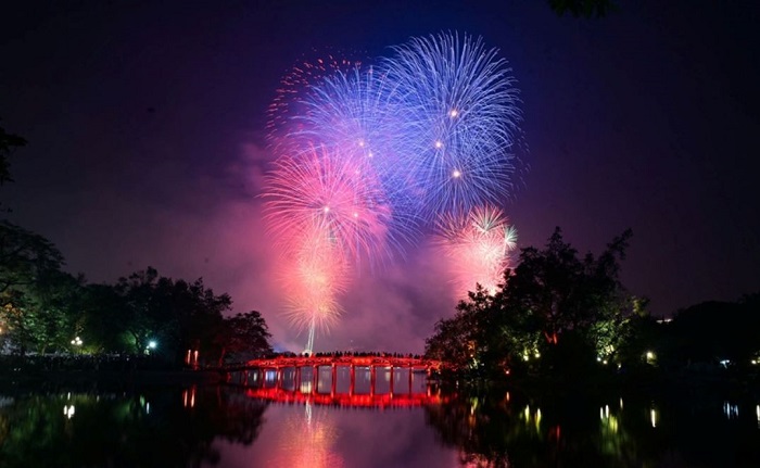 Chào đón năm mới tại Hồ Gươm Chào đón năm mới tại Hồ Gươm