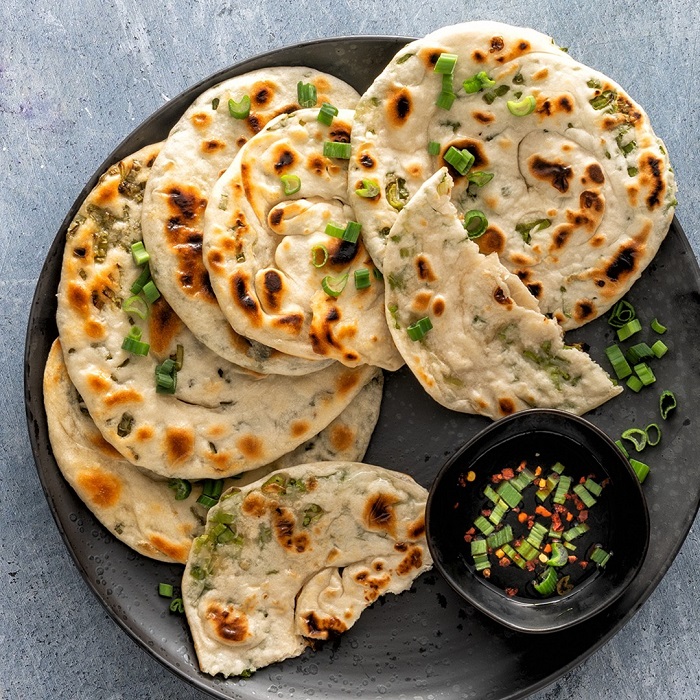 Bánh hành lá là món ăn ngon phải thử ở Thượng Hải được bán rất nhiều